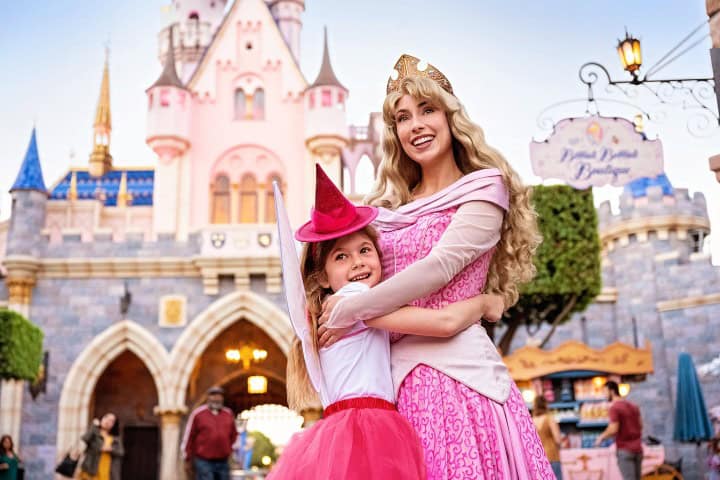 3. Niña en Disneyland. Foto - @hojoanaheim (Instagram)
