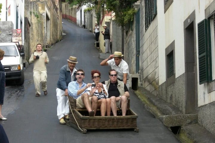 3. Carreiros do Monte bajando por el monte Funchal. Foto - idealista.pt