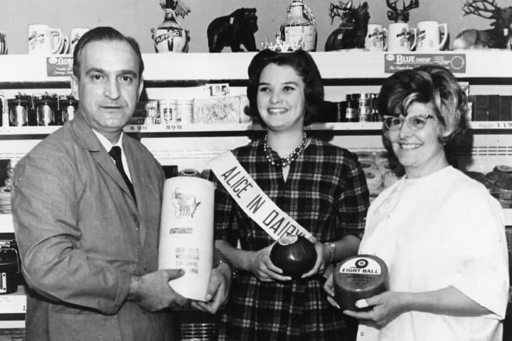 3. Fundadores de Mars Cheese Castle junto con Alice in Dairyland. Foto - thrillist