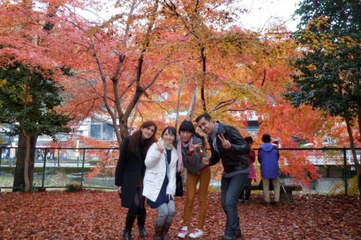 4. Amigos en un parque en Japón durante el otoño. Foto - Japón Secreto