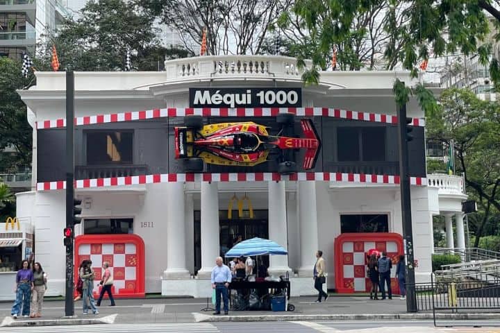 4. Fachada de Mequi 1000 ambientada de Fórmula 1. Foto - u/i_thought_i_had (Reddit)