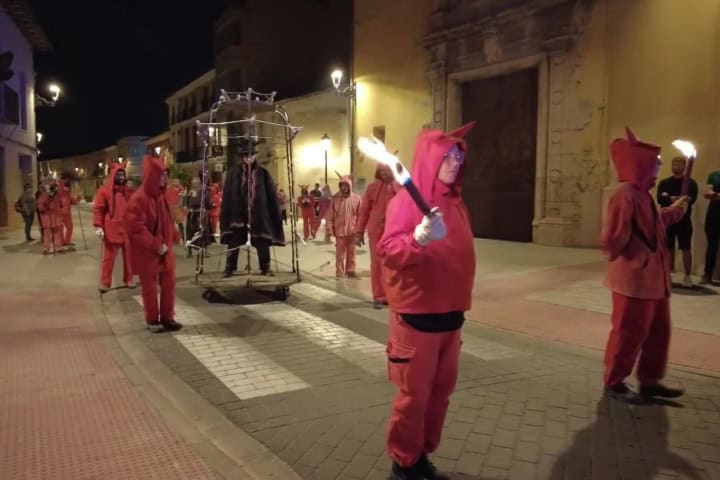 4. Inicio del desfile nocturno correfoc en calles de Valencia. Foto - Suri Turbina (YouTube)