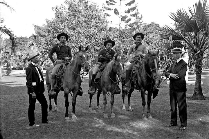 4. (Montados de izquierda a derecha) Ikua Purdy, Archie Ka'au'a y Willie Spencer, Paniolos. Foto - HONOLULU