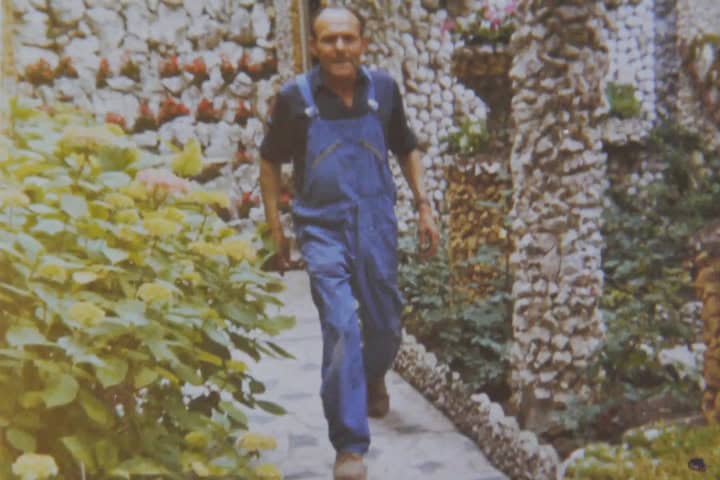4. Jules Senis Mir en el Jardín Rosa Mir. Foto - La belle bleue (YouTube)