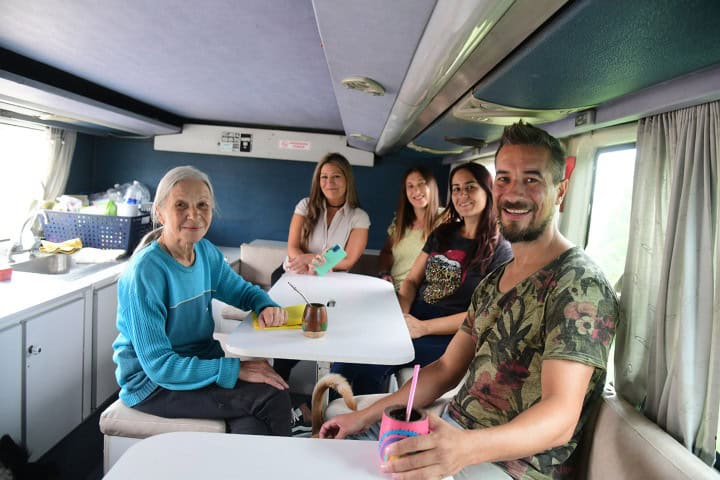 4. Facundo Grosso al lado de su familia en el Hostel Bus Argentina. Foto - lavoz.com.ar