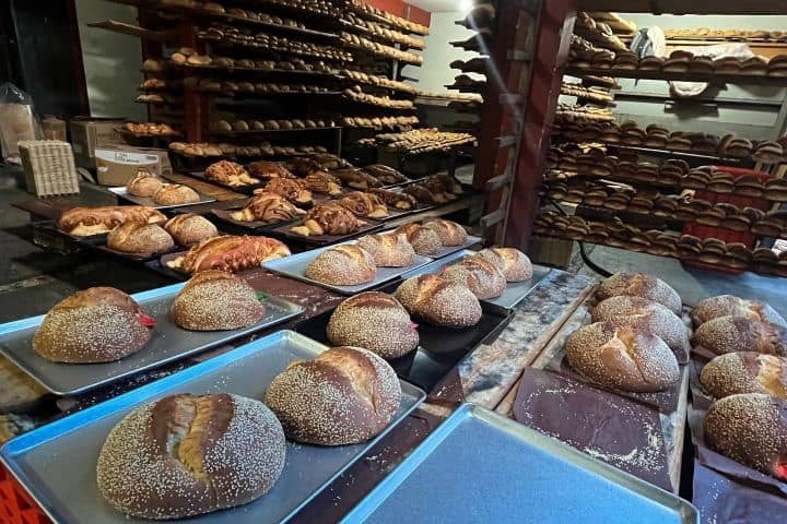 4. Producción de pan de muerto en Oaxaca. Foto - @el_carmen_panificadora (Instagram)