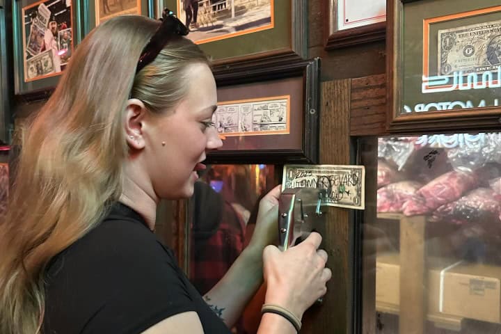 4. Visitante engrapando billete en McGuire's. Foto - @au.tum.nn (Instagram)
