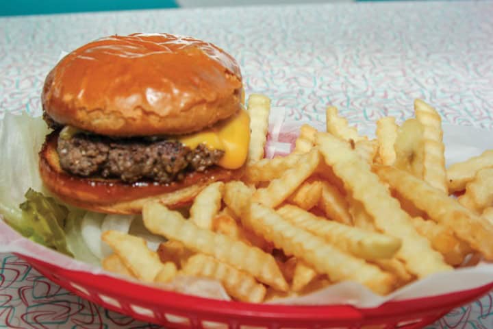 4. Hamburguesa en Twistee Treats Diner. Foto - Illinois Country Living Magazine