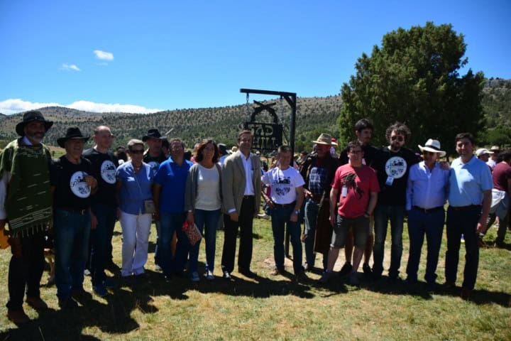4. Autoridades, socios fundadores y simpatizantes de la Asociación Cultural Sad Hill. Foto - Asociación Cultural Sad Hill