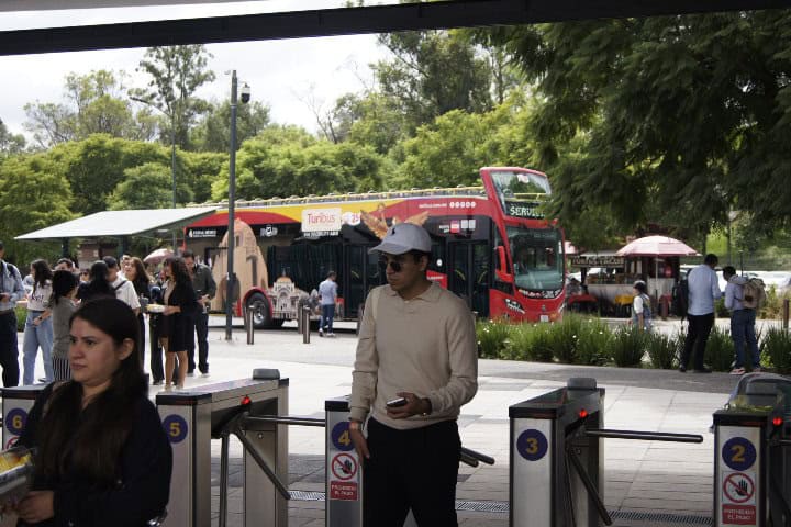 4. Visitantes enrando al parque con Turibus + Parque Urbano Aztlán. Foto - Gus Espinosa