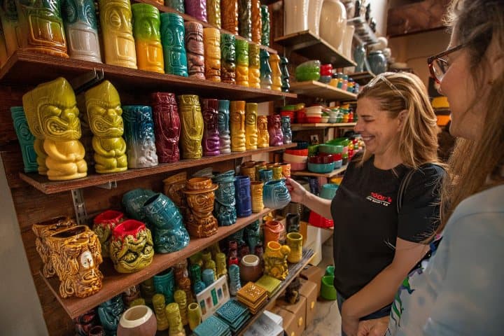 4. Mujeres comprando tiki mugs. Foto - Getty Images