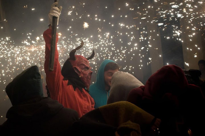 5. Adolescentes bajo el Correfoc. Foto - Getty Images