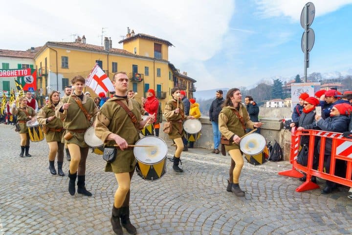 5. Desfile en el Carnaval de Ivrea. Foto - Alamy