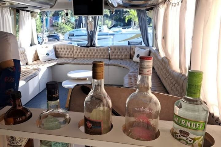 5. Mini bar al lado de lobby del Hostel Bus Argentina. Foto - EL DIARIO de Carlos Paz (YouTube)
