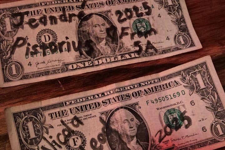 5. Billetes firmados en McGuire's. Foto - Nicola McLeod (Facebook)