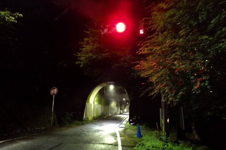 5. Semáforo en rojo sobre el túnel Kiyotaki. Foto - note