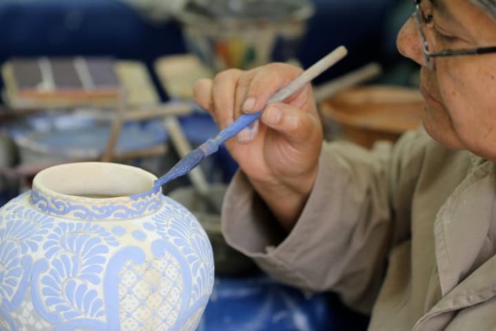 5. Elaboración de talavera poblana. Foto - Identidad Puebla