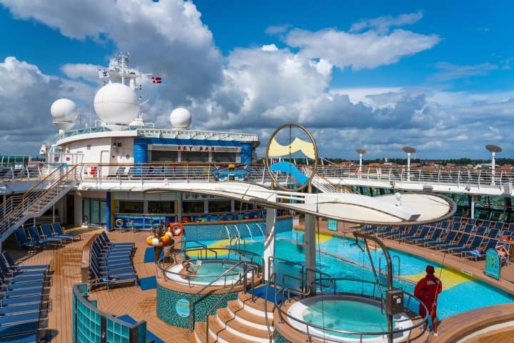 5. Piscina de Serenade of the Seas. Foto - Alamy