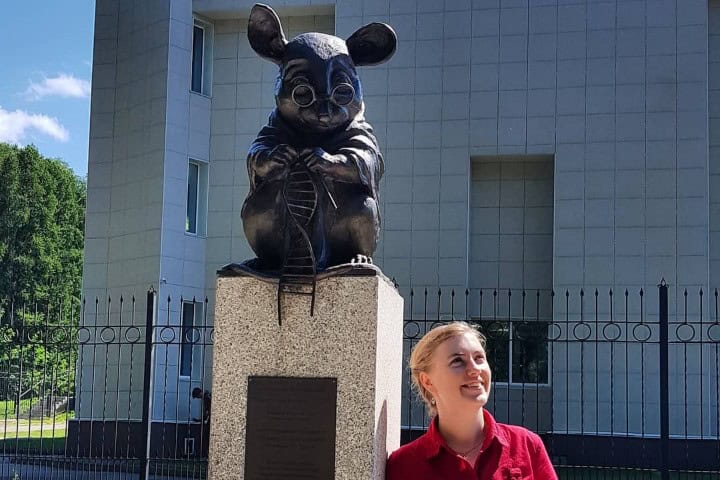 5. Visitante en el monumento al Ratón de Laboratorio. Foto - @russianhomesteadgirl (Instagram)