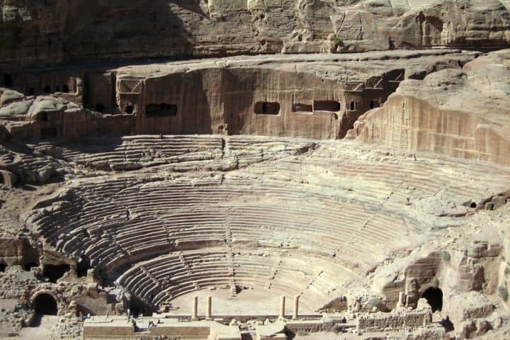 5. El anfiteatro en Petra. Foto - viajandoentrepiedras.com