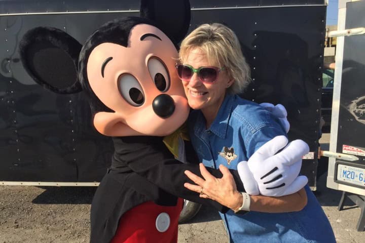 5. Laurie Spencer junto con Mickey Mouse. Foto - Scott and Laurie Spencer's Adventures in Ballooning (Facebook)