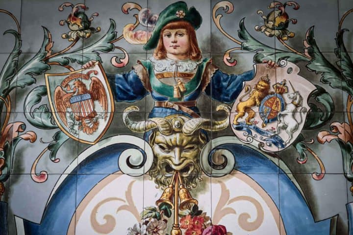 6. Figura en azulejo pintada a mano en la Lechería más Bonita del Mundo. Foto - Pfunds Molkerei