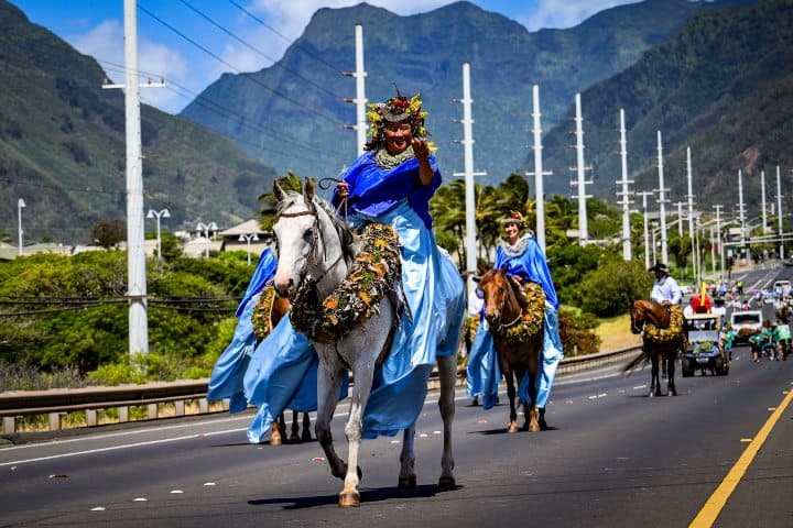 6. Mujer participando en Pā‘ū Parades. Foto - Nā Kamehameha Commemorative Pāʻū Parade & Ho‘olaule‘a (Facebook)