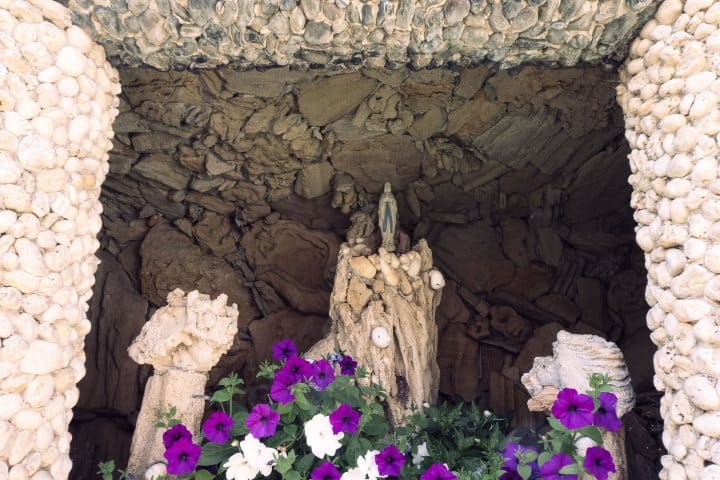 6. Altar en el Jardín Rosa Mir. Foto - Outsider Art Now