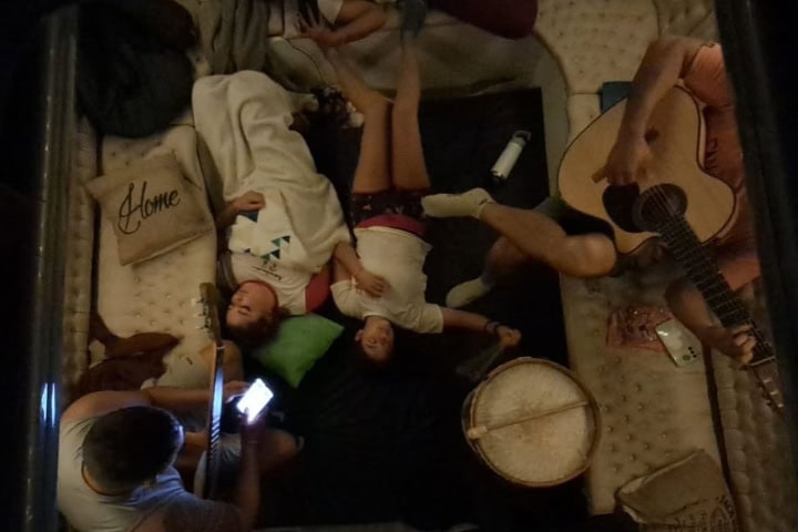 6. Viajeros en sala de estar de Hostel Bus Argentina. Foto - @hostelbusargentina (Instagram)
