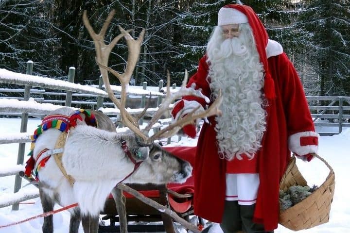 6. Papá Noel con reno en Laponia. Foto - Guía de turismo de Finlandia