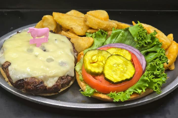 6. Hamburguesa de filete con queso suizo. Foto - mcguiresirishpub.com
