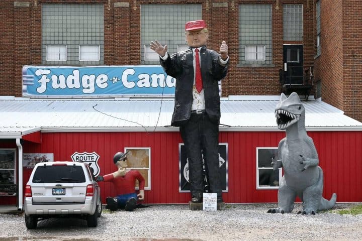 6. Donald Trump en Pink Elephant Antique Mall. Foto - Alamy