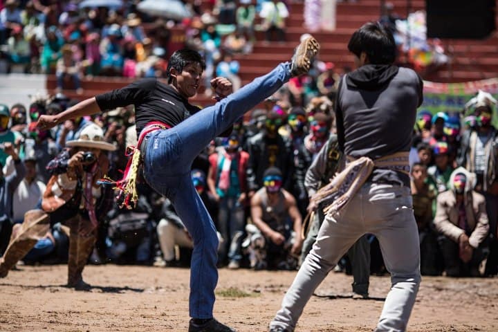 6. Patada durante el Takanakuy. Foto – Getty Images
