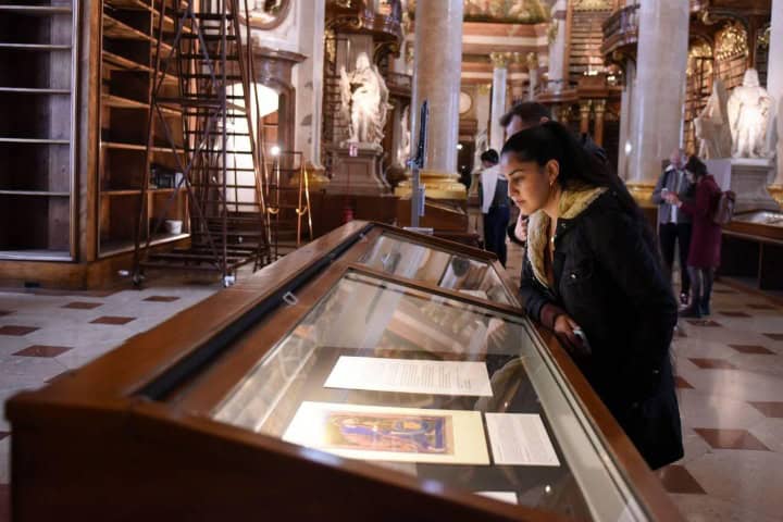 6. Visitantes en la Biblioteca Nacional de Austria. Foto - Alamy