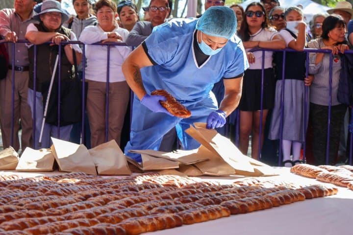 6. Pan de Fiesta siendo repartido después de obtener Récord Guinness. Foto - Secretaría de Turismo de México (Facebook)