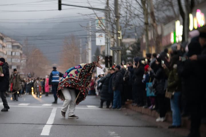 6. Cabra danzando en calles de Rumania. Foto - Foto Club Neamţ (Facebook)