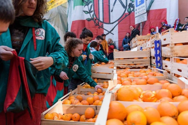 7. Naranjas en el Carnaval de Ivrea. Foto - Alamy
