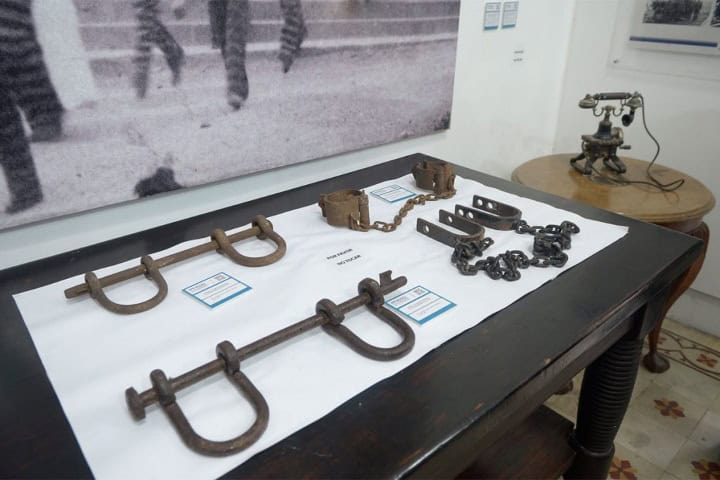 7. Grilletes en el Museo Penitenciario Antonio Ballvé. Foto - Tiempo Argentino