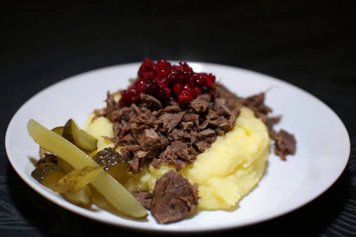 7. Sautéed reindeer (carne de reno, pure de papas y salsa de arándanos), platillo típico de Finlandia. Foto - Cuadernos de Finlandia