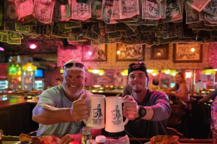 7. Bebidas en McGuire's del club de la taza. Foto - McGuire's Irish Pub of Destin (Facebook)