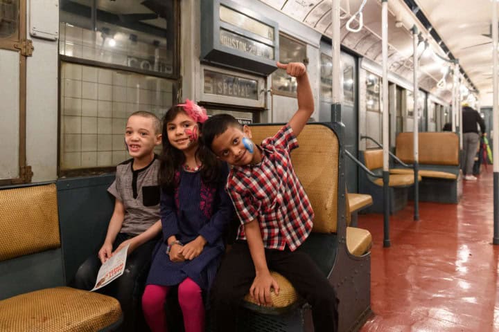 7. Niños en el Museo de Tránsito de Nueva York. Foto - New York Transit Museum
