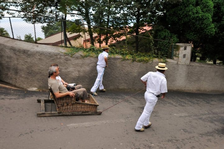 7. Carreiros do Monte dando el impulso inicial al cesto. Foto - Alamy