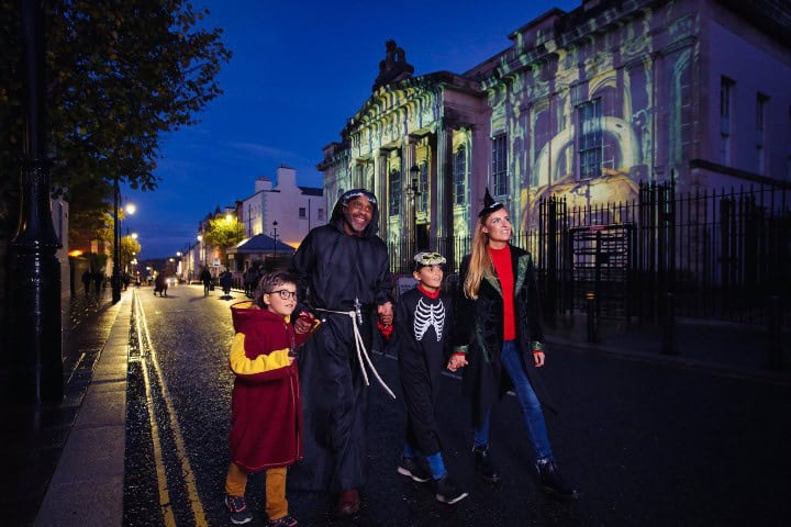 7. Familia recorriendo las calles de Londonderry durante Halloween. Foto - Derry Halloween (Facebook)