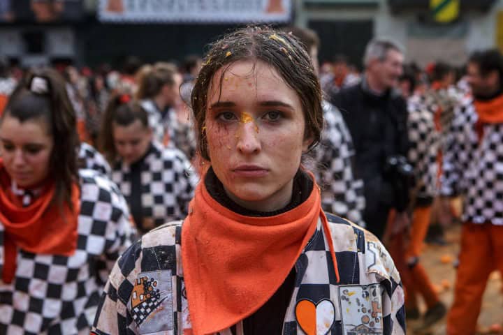 8. Participante en la Guerra de Naranjas en Ivrea. Foto - Alamy