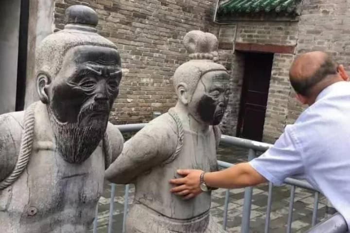 8. Ataque y abuso a las esculturas de Qin Hui y su esposa Wang. Foto - msm
