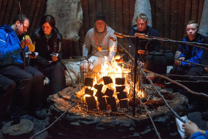 8. Personas cocinando hamburguesas de carne de reno en una cabaña típica de Finlandia. Foto - Alamy