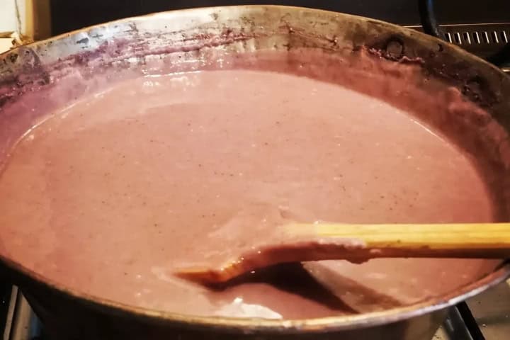 8. Elaboración de punche. Foto - @priesca2022 (Instagram)