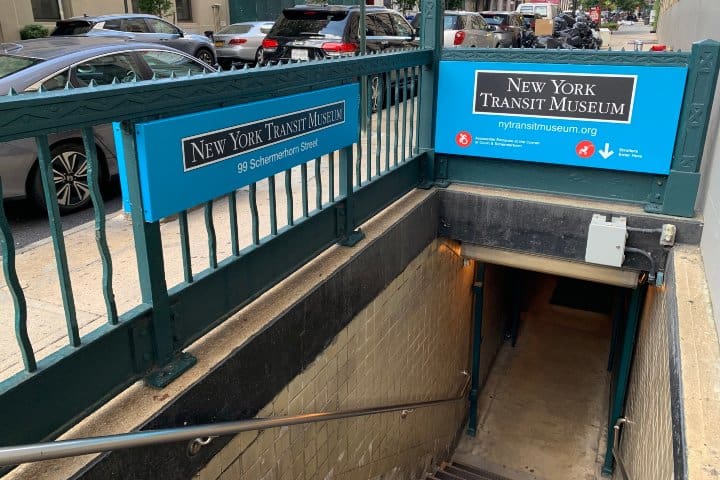8. Entrada al Museo de Tránsito de Nueva York. Foto - New York Transit Museum (Facebook)