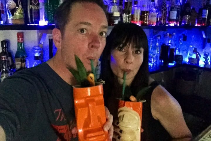 8. Personas bebiendo en tiki mug. Foto - Zen Tiki Lounge