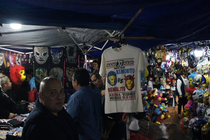 9. Productos en venta afuera de la Arena Ciudad de México. Foto - Gus Espinosa